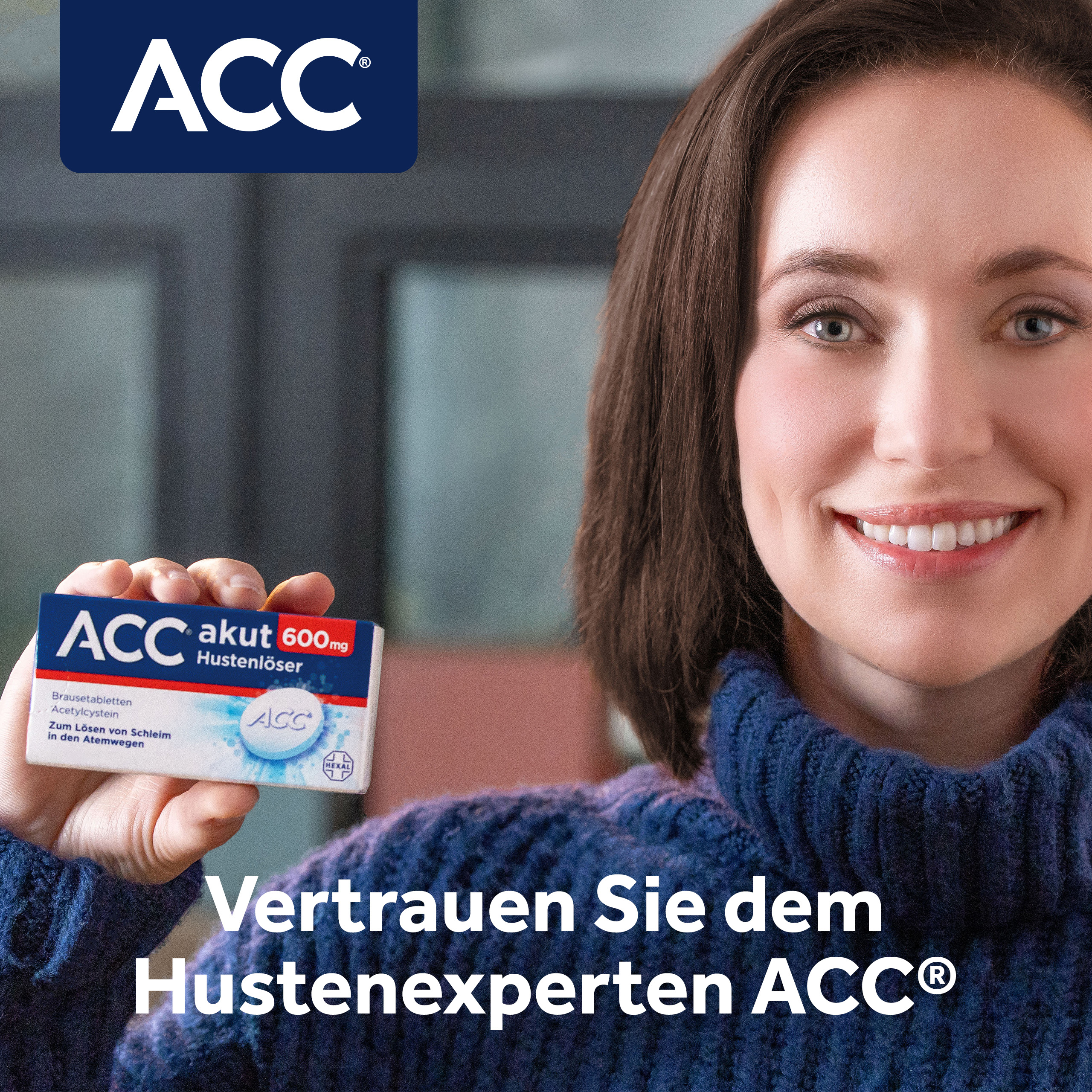 Frau im Auto. Tablet mit Text. ACC akut 600mg Packung und Glas Wasser.